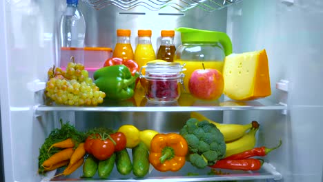 refrigerador abierto lleno de comida