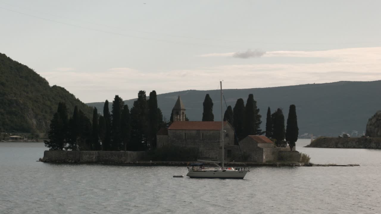 островная церковь с яхтой