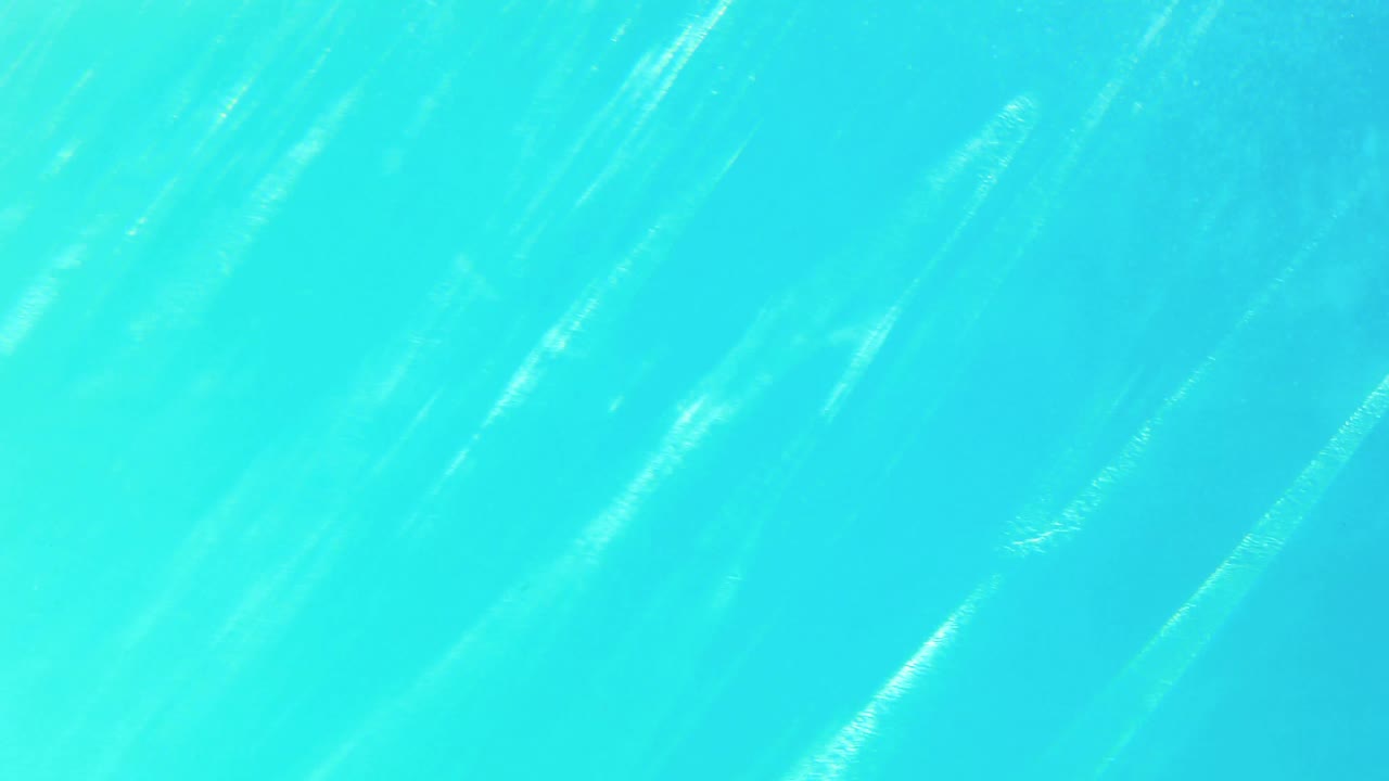 파란 비키니를 입은 섹시한 금발이 수영장에 뛰어들고 있습니다.