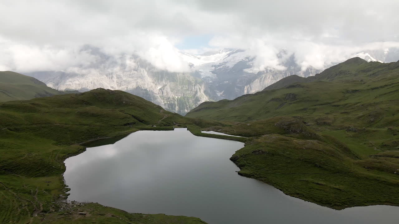 햇빛-1 앞에 아이거가 있는 구름 그늘에 있는 바칼프제 호수