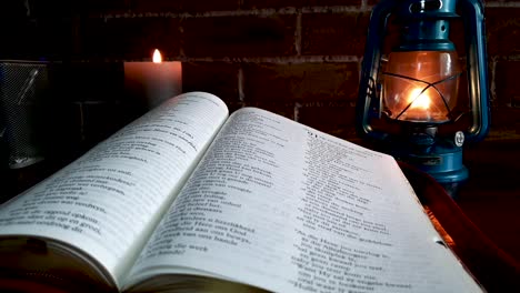 Offene-Bibel-Auf-Dem-Tisch-Mit-Kerze-Und-Öllampenrutsche