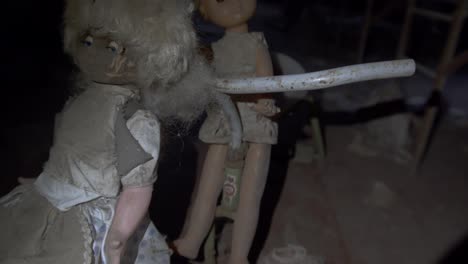 viejas muñecas polvorientas en una casa de jardín de infantes abandonada en chernobyl -inclínate hacia arriba