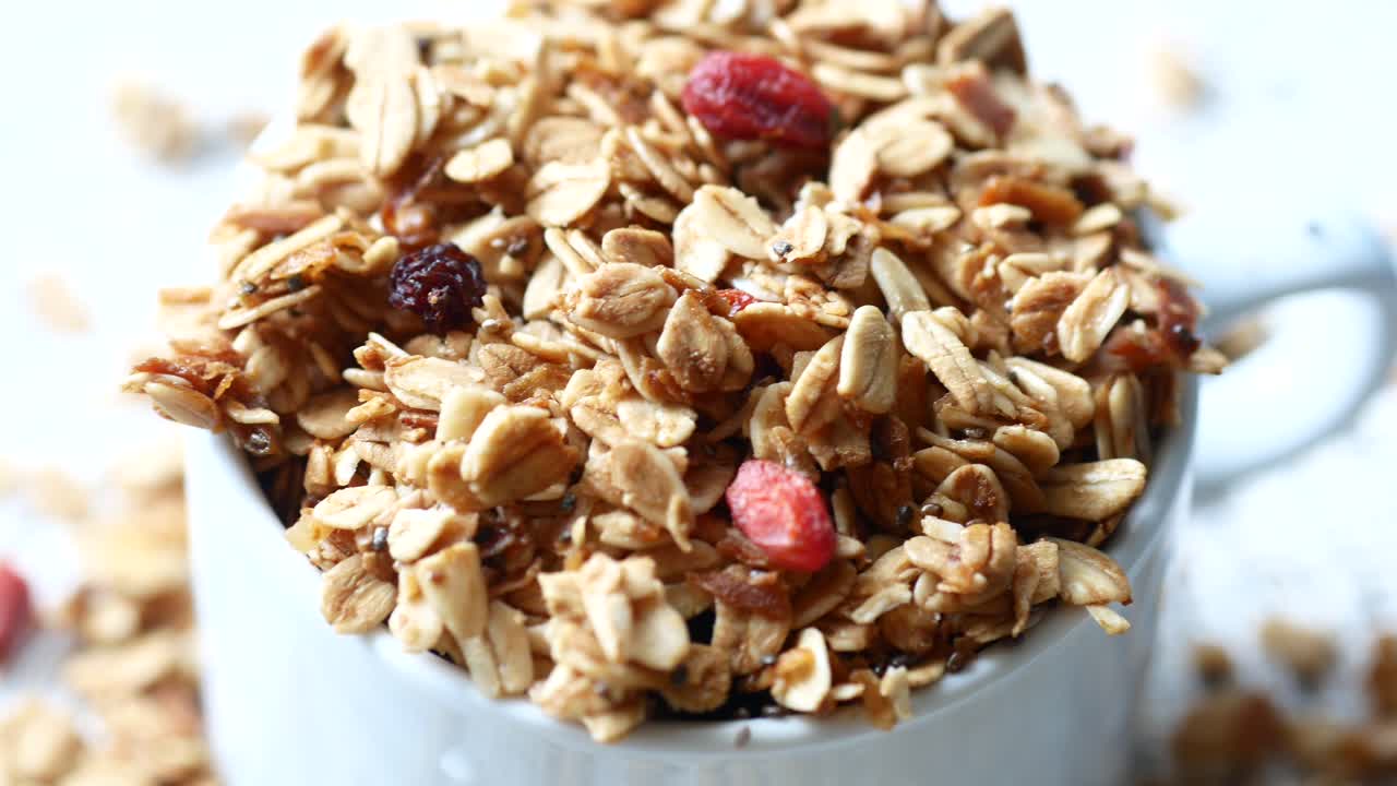 deliciosa granola casera en una taza blanca