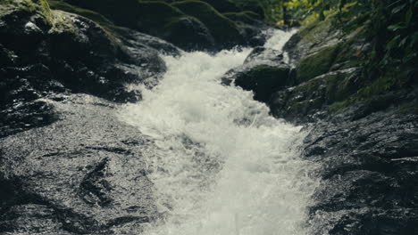 cataratas en cascada sobre las rocas