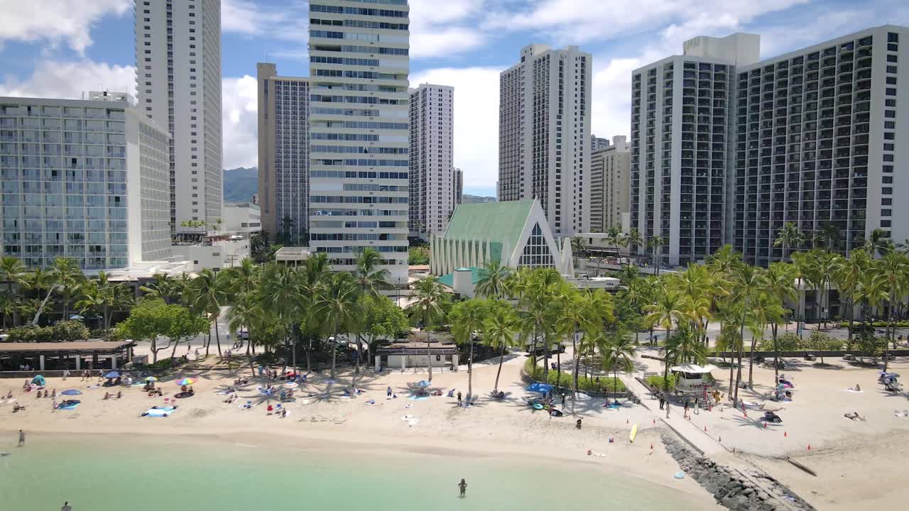 하와이 오아후 주 호놀루 시의 해변과 도시의 드론 풍경