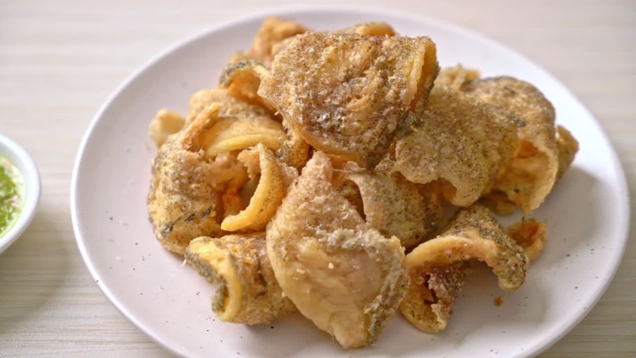 매콤한 해산물 소스를 곁들인 바삭한 구라미 생선