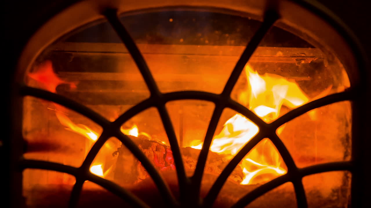 벽난로에서 불을 피우다