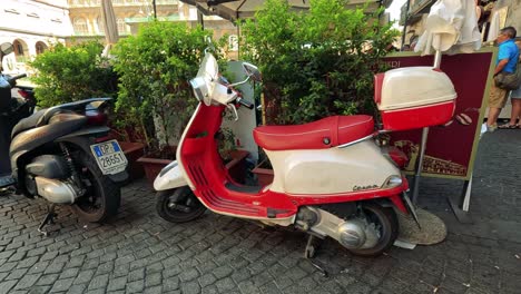 turistas y scooters en una bulliciosa plaza de nápoles