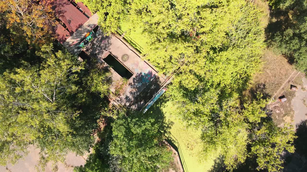 오래된 철골 구조를 보여주는 시점 샷