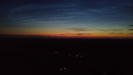 Toma-Aérea-De-La-Puesta-De-Sol-Con-Cielos-Oscuros-En-La-Isla-De-Romo,-Dinamarca