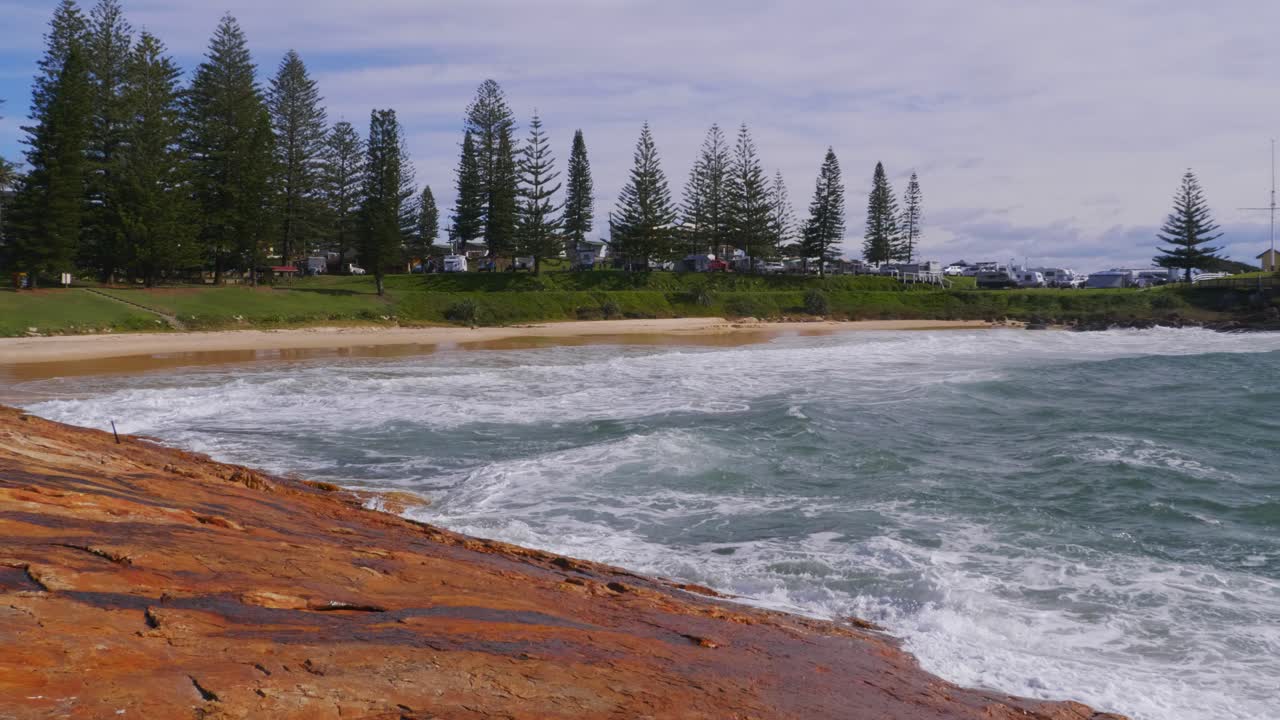 Meren aallot roiskuvat rannalla - South West Rocks kesällä - Uusi Etelä-Wales, Australia