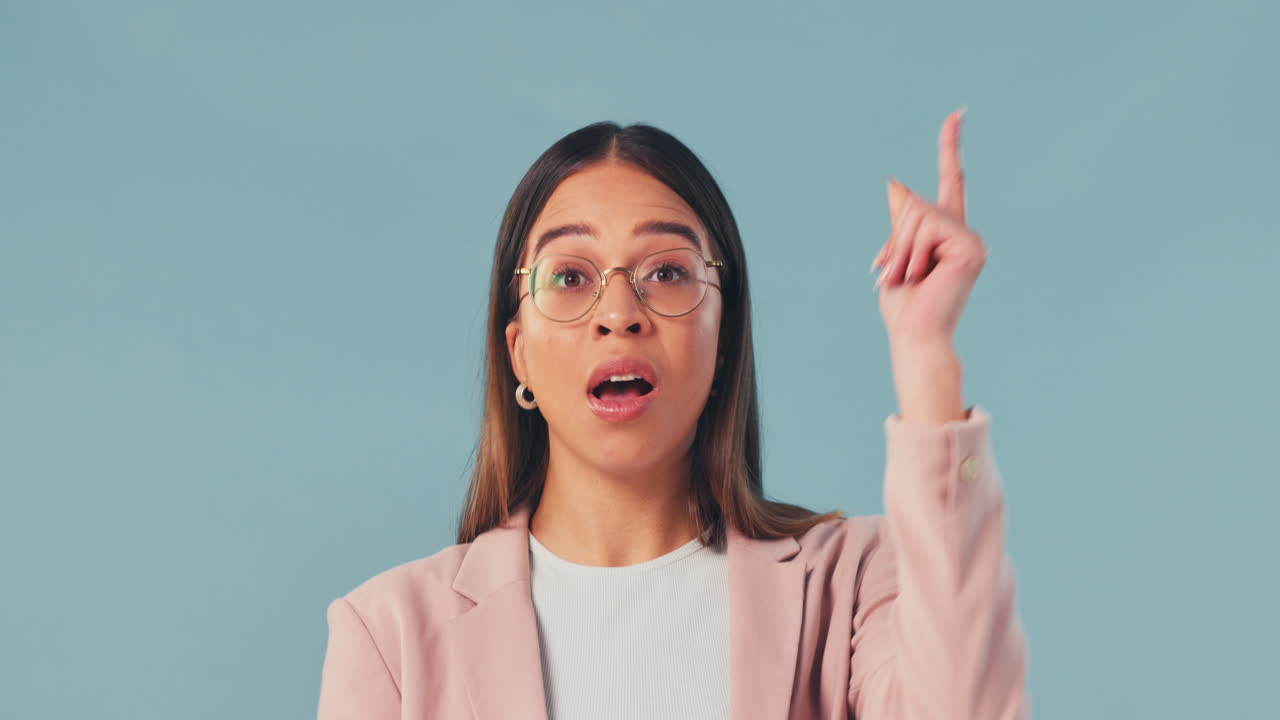 pensamiento, solución y cara de la mujer de negocios