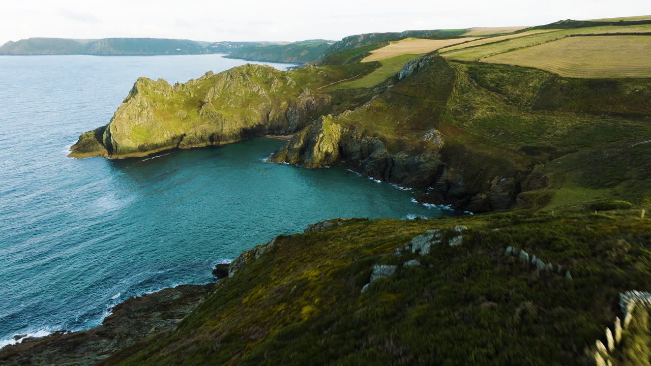 прибрежный ландшафт с скалами и видом на океан