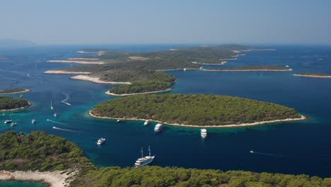 vista aérea de barcos amarrados en el mar adriático en las islas paklinski, croacia - disparo de drones