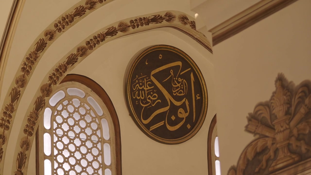 Ornamento di calligrafia araba su parete di moschea