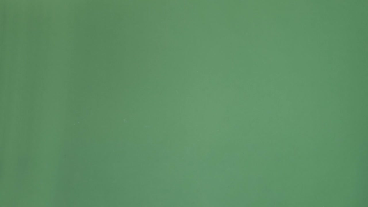 mujer dando pulgares hacia arriba gesto y desapareciendo sobre fondo verde