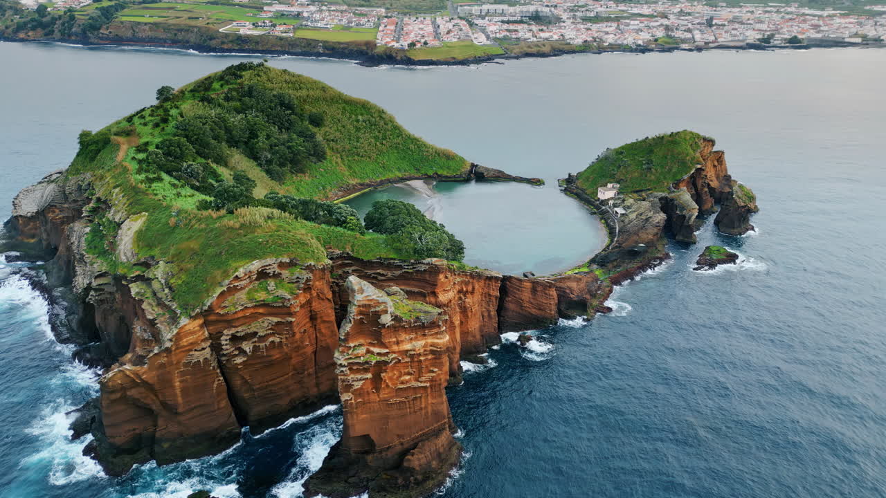 여름 케이프 풍경 공중 촬영. 그림 같은 녹색 절벽 섬 바다에 의해 는