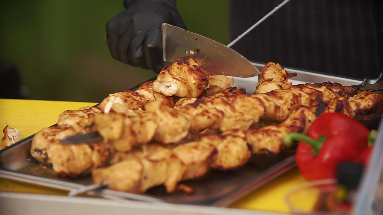 Chef che serve deliziosi spiedini di pollo alla griglia