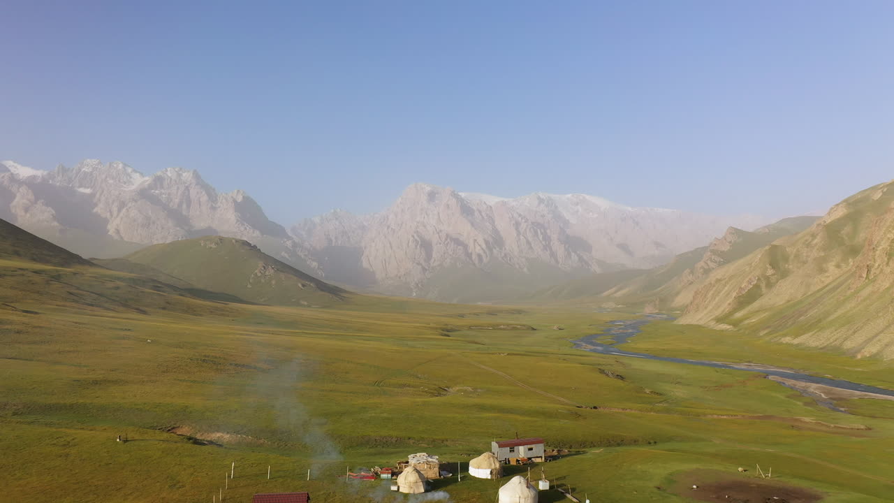 reveladora toma de un dron de un campamento de yurtas cerca del río kurumduk en kirguistán