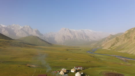 Aufschlussreiche-Drohnenaufnahme-Eines-Jurten-Campingplatzes-In-Der-Nähe-Des-Kurumduk-Flusses-In-Kirgisistan