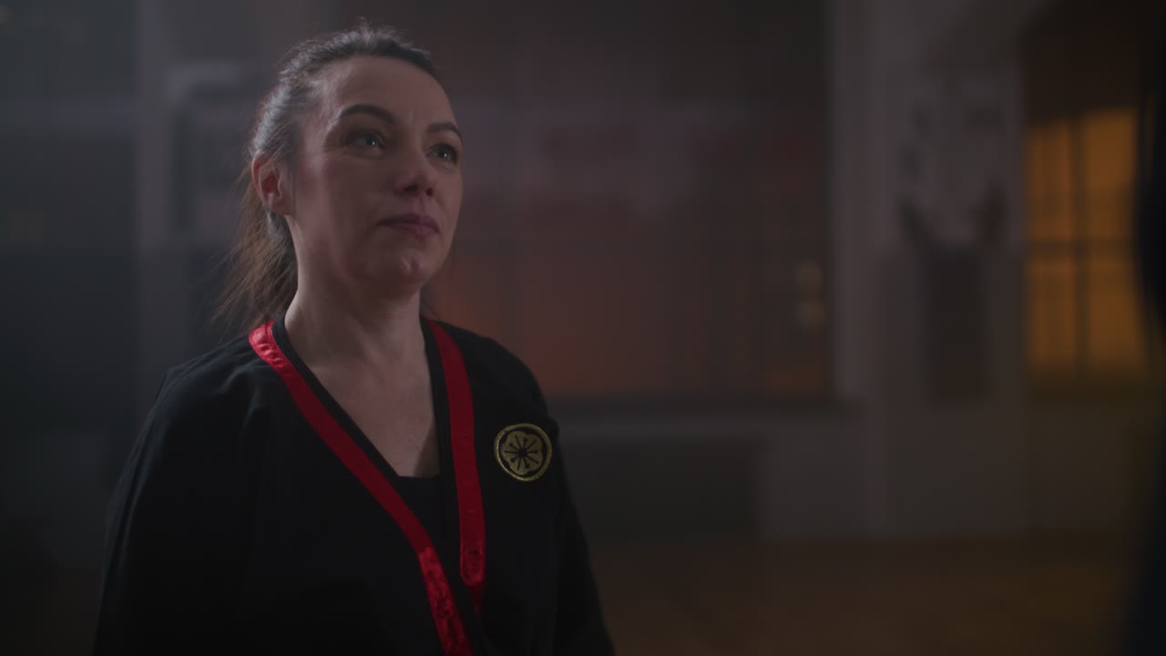 mujer practicando artes marciales