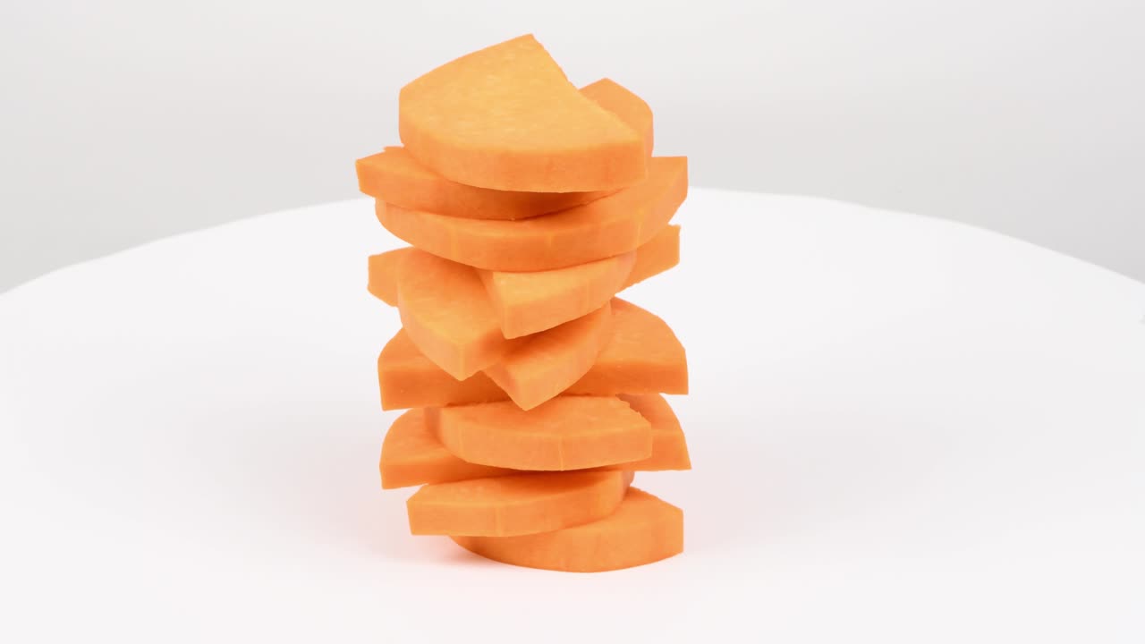 calabaza cortada en rodajas (cucurbita moschata, calabaza de nuez o grama de guitarra) aislada en blanco. vista lateral. movimiento en bucle. rotación 360.