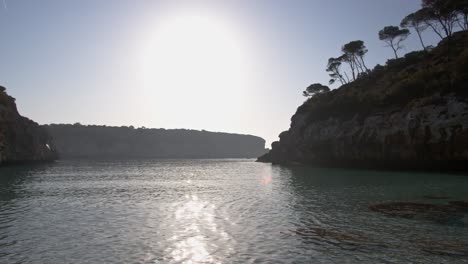 Plano-General-Estático-Que-Muestra-El-Tranquilo-Calo-Des-Moro-Durante-Un-Día-Soleado-En-El-Cielo-De-Mallorca