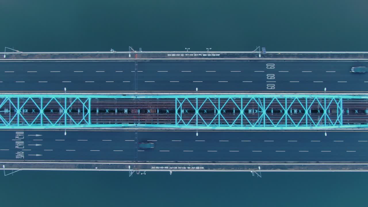 이른 아침 다리의 교통 상황