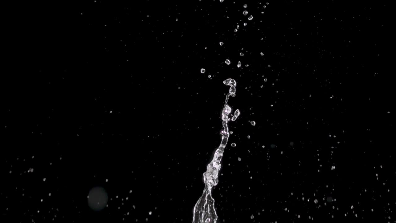 검은 바탕에 물이 어지고 있습니다.