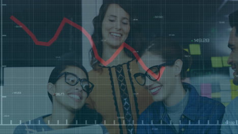animación del procesamiento de datos financieros sobre diversas personas de negocios en la oficina