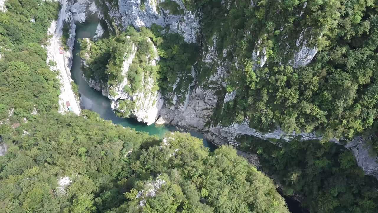 Fiume maestoso in un profondo canyon roccioso, vista aerea con drone.