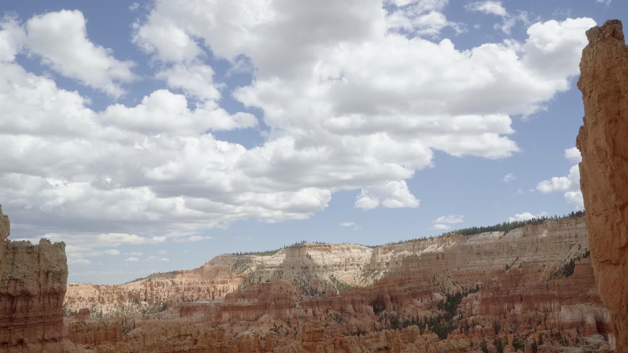 paisaje de mano de un hermoso desierto de formaciones de piedra arenisca naranja y blanca en el sur de utah en un día nublado de verano soleado y cálido
