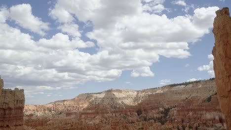 paisaje de mano de un hermoso desierto de formaciones de piedra arenisca naranja y blanca en el sur de utah en un día nublado de verano soleado y cálido