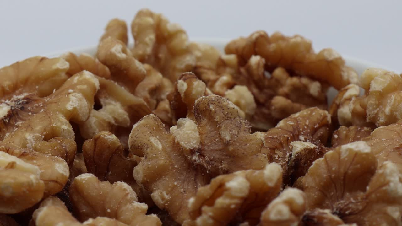 primer plano de nuez girar en un círculo