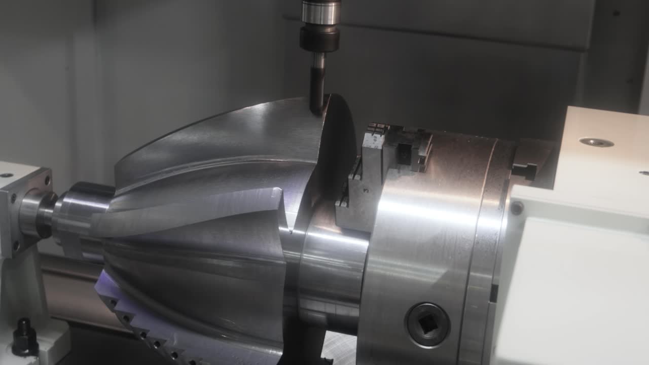Fresatrice CNC per la lavorazione dei metalli. Taglio della moderna tecnologia di lavorazione del metallo.