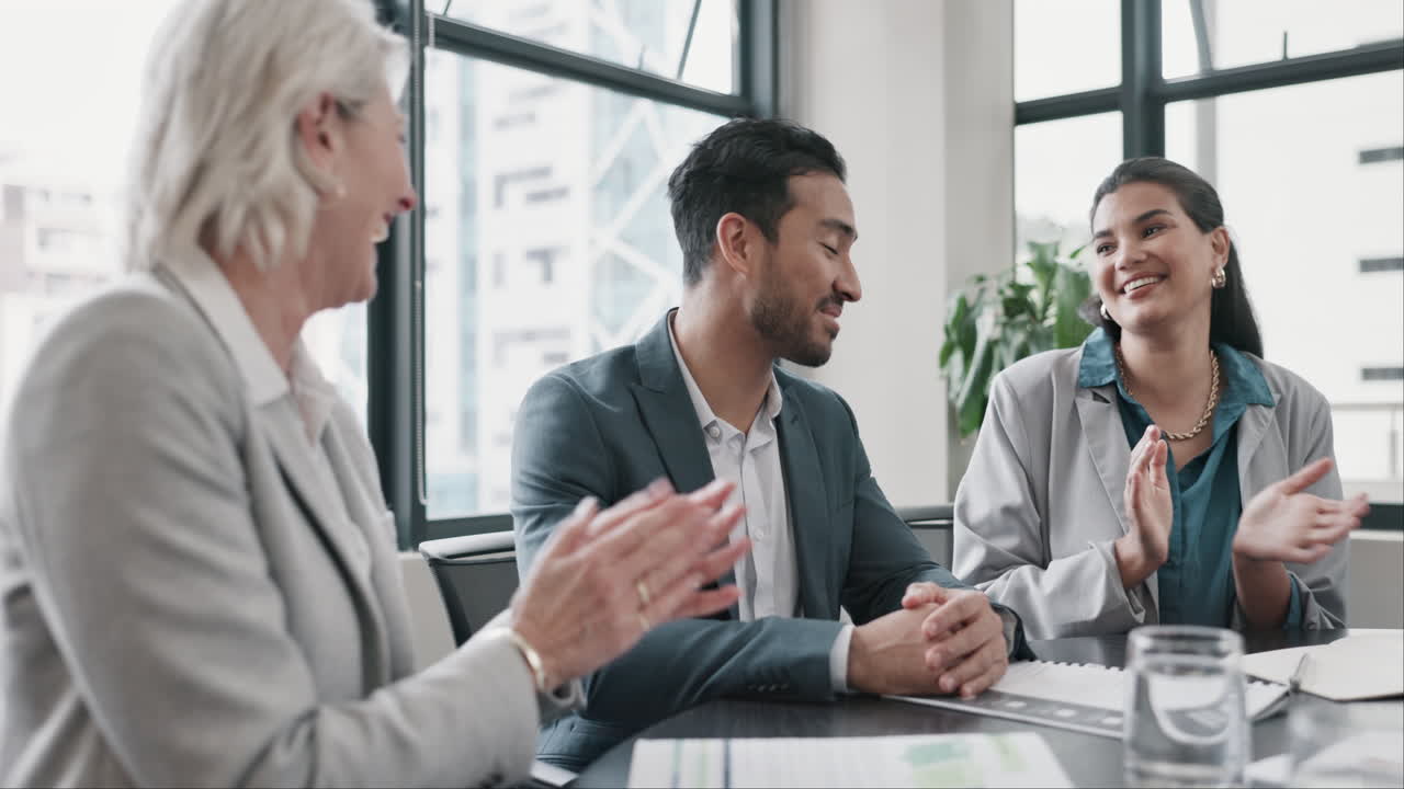 사업가 들, 박수 와 회의