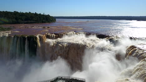 il panorama mozzafiato delle cascate di iguazu dal lato argentino, appoggiato in cima alla maestosa gola del diavolo, cattura la bellezza stimolante di questa meraviglia naturale