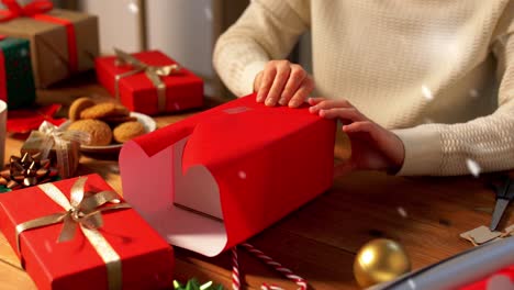 Frau-Zeigt-Weihnachtsgeschenk-In-Kraftpapier-Mit-Roter-Schleife.-Vertikales-Video.-Frau-Zeigt-Weihnachtsgeschenk-In-Kraftpapier-Mit-Roter-Schleife.-Lächelnde-Frau-Hält-Neujahrsgeschenkbox.-Frohe-Weihnachten-Oder-Ein-Glückliches-Neues-Jahr-2025-Feiern.-Vertikales-Video