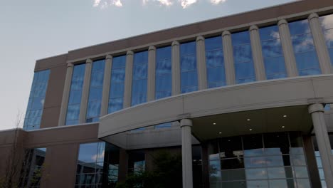 Oakland-County-Courthouse-In-Michigan-Mit-Gimbal-Videoschwenk-Von-Links-Nach-Rechts,-Nahaufnahme