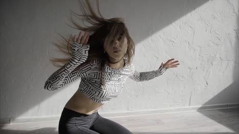 mujer en una postura de baile contemporáneo