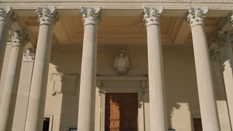 exterior de una iglesia italiana histórica con arquitectura clásica