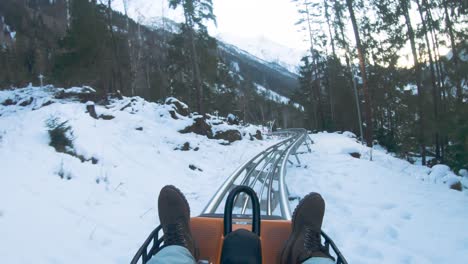 Hombre-Montado-En-Una-Montaña-Rusa-Alpina-En-El-Parque-De-Atracciones-Chamonix-En-Francia-Durante-El-Invierno---Tiro-Rodante