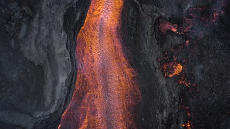 detalles de cerca de las corrientes de lava de cumbre vieja con un dron