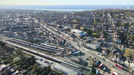 imágenes aéreas de 4k de la calle principal de la ciudad de chingford del norte