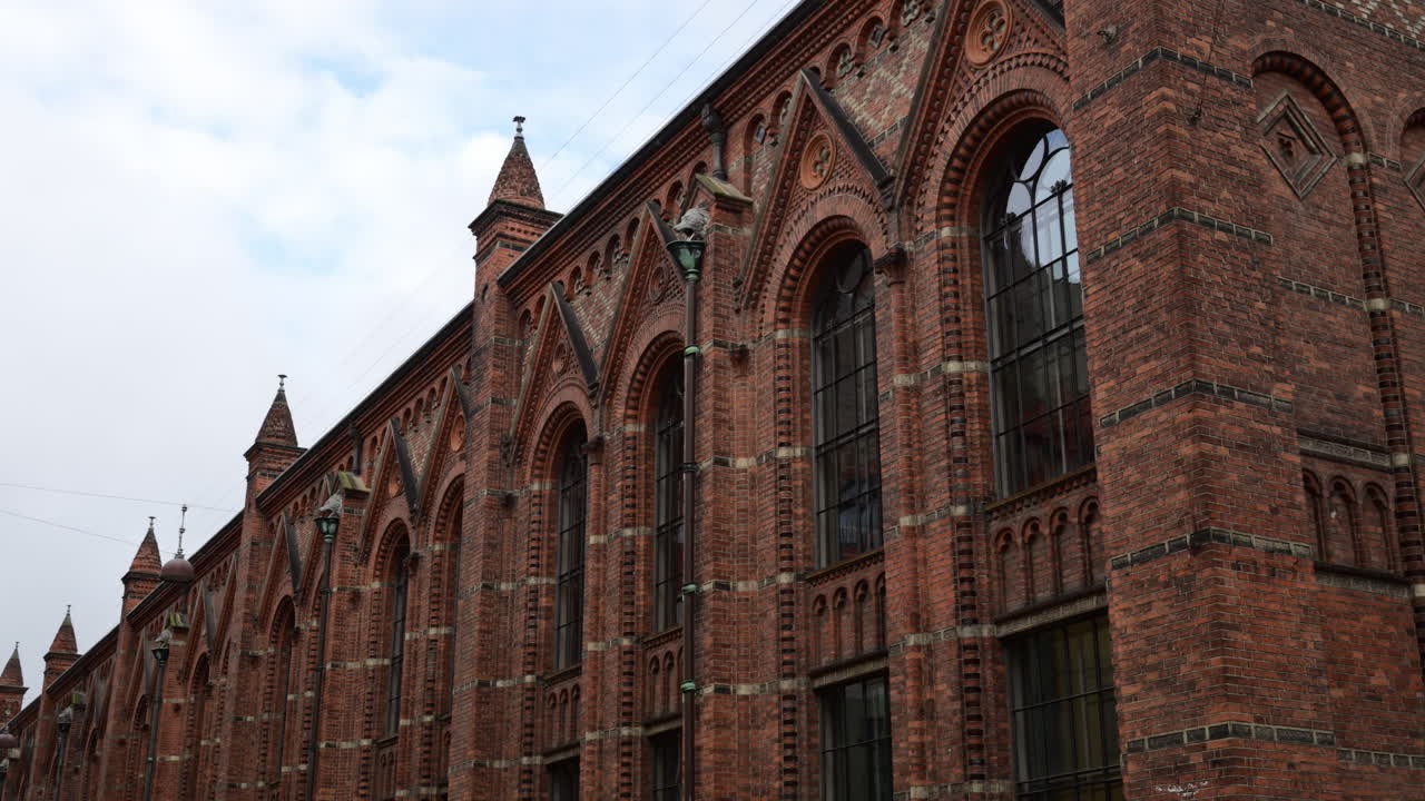 La vecchia biblioteca universitaria con architettura neogotica in mattoni rossi, dettagli elaborati e alte finestre ad arco. Copenaghen, Danimarca