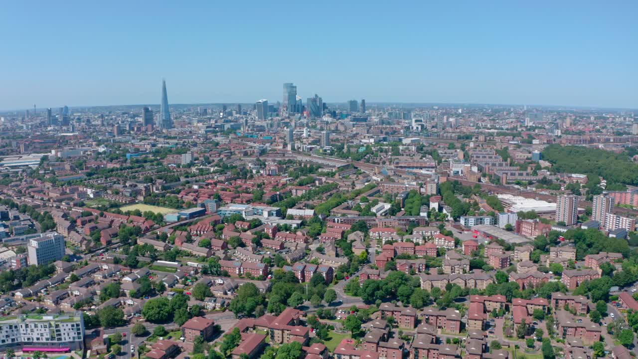주거 서더크에서 런던 고층 빌딩의 돌리 백 드론 샷