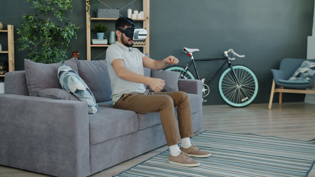 hombre usando auriculares vr en un sofá