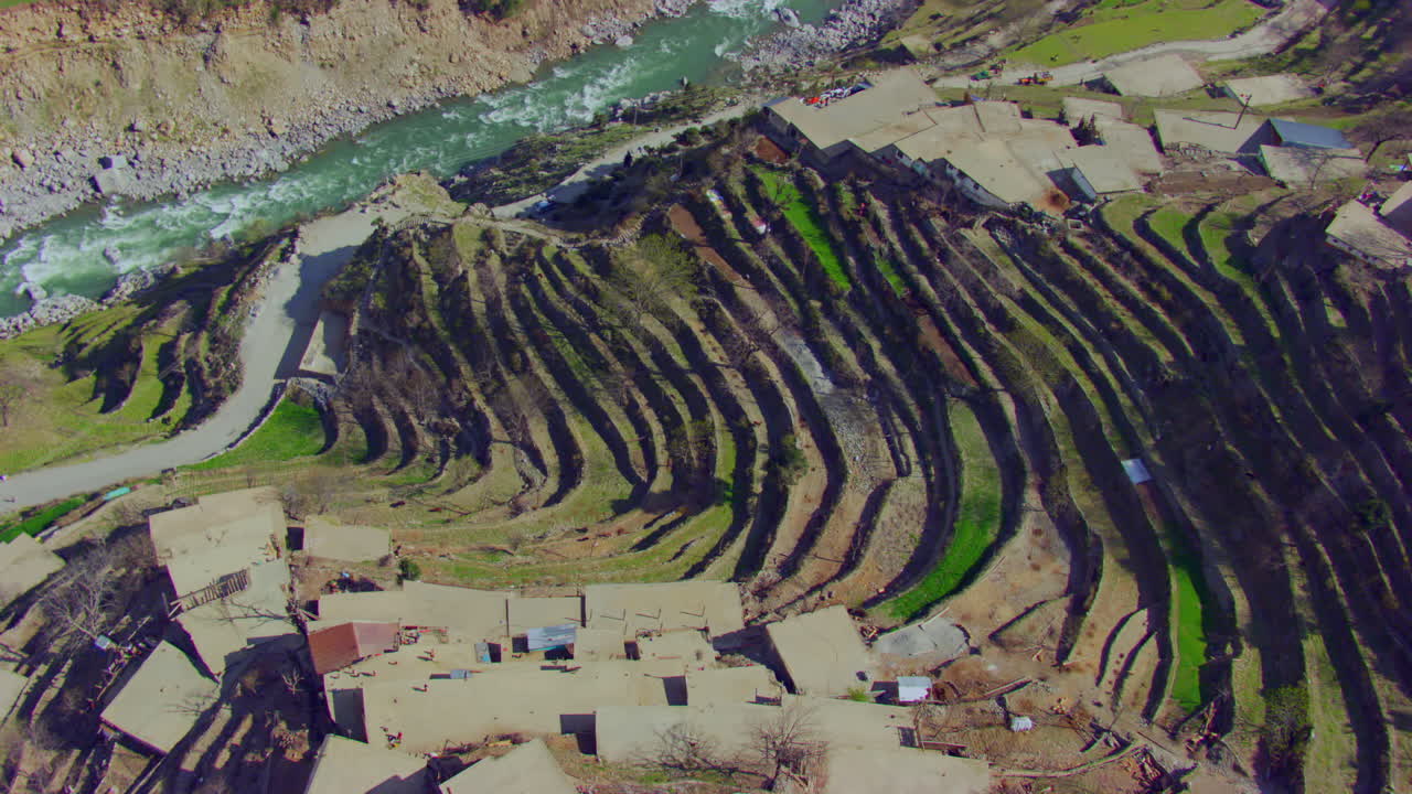 평화로운 자연과 신나는 스키장이 있는 강이 있는 마을