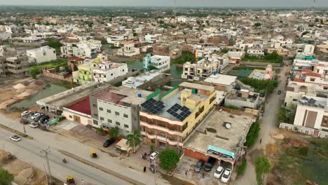 Vista-Aérea-De-Paneles-Solares-En-La-Azotea-Del-Edificio-En-La-Ciudad-De-Badin-En-Sindh,-Pakistán