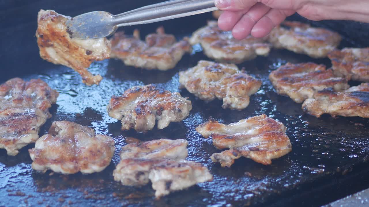 평평한 상단 그릴에 고기